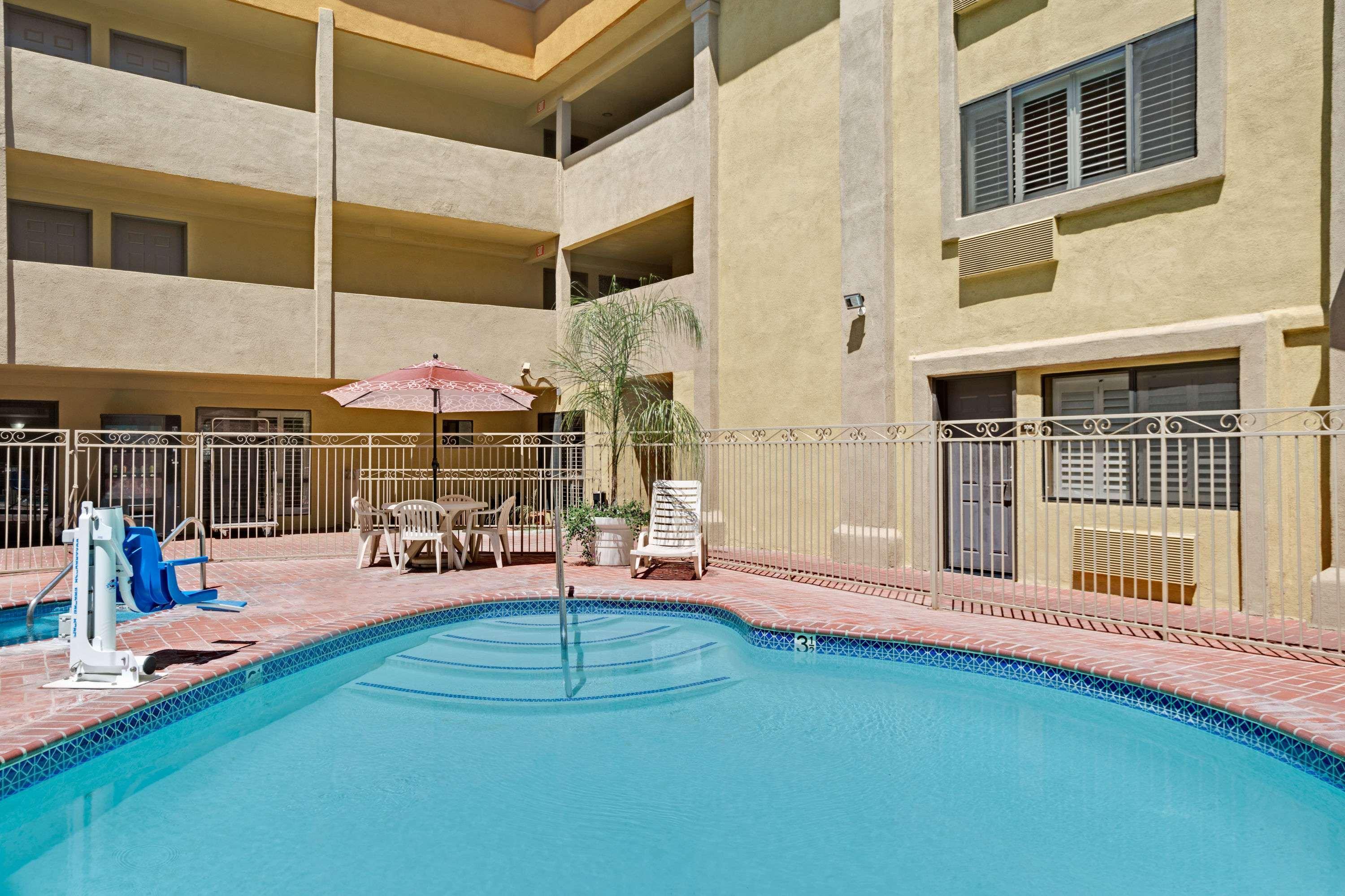 Days Inn By Wyndham West Covina Eksteriør bilde